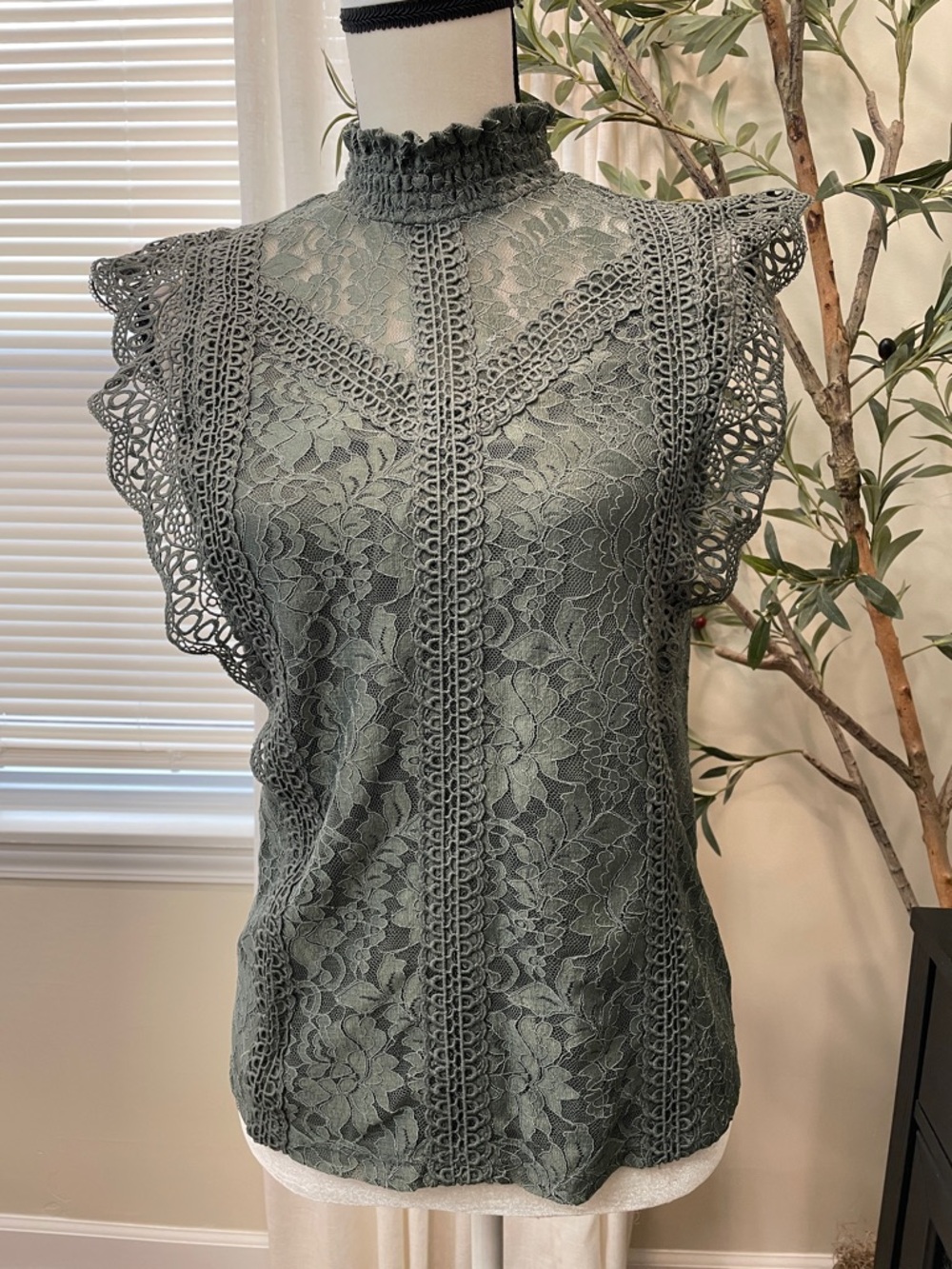 Cable & Gauge Sage Green Lace Ruffle Mock Neck Sleeveless Top M